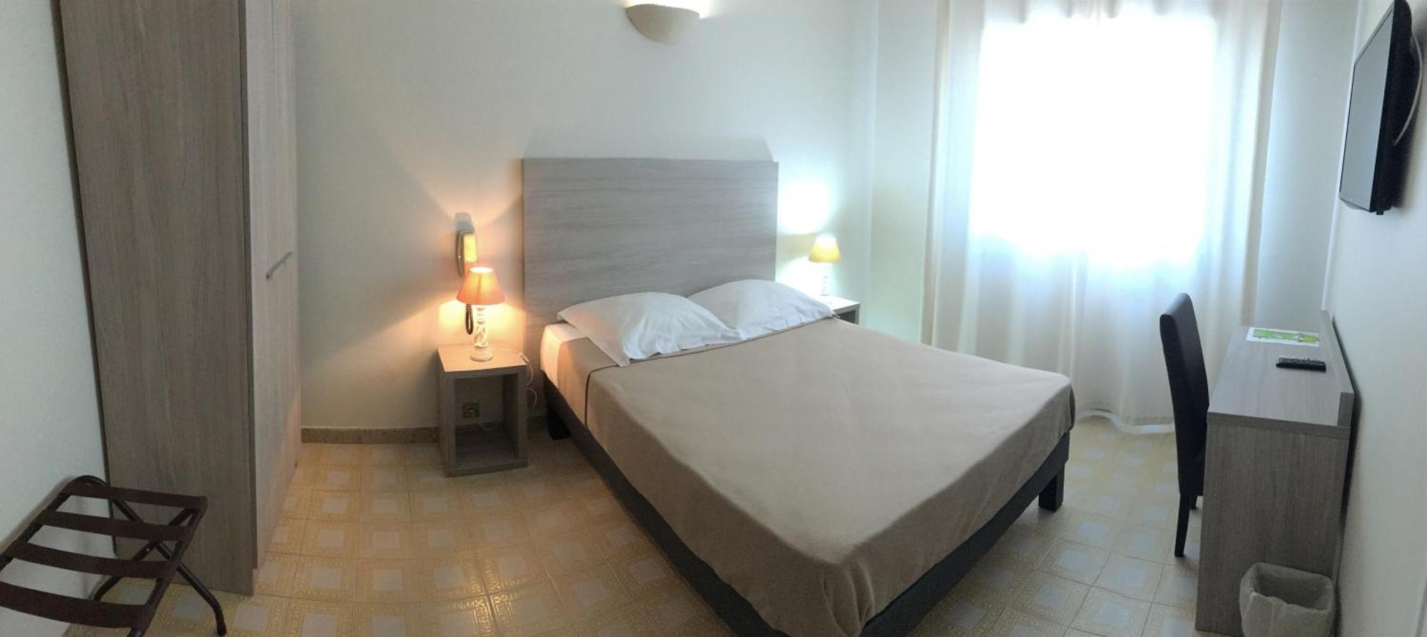 Hotel L'isula Rossa 2*